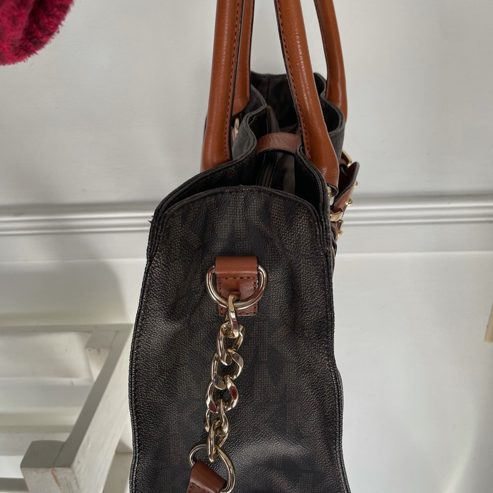 Excellent condition Michael Kors bag bought from US Outlet and barely use.